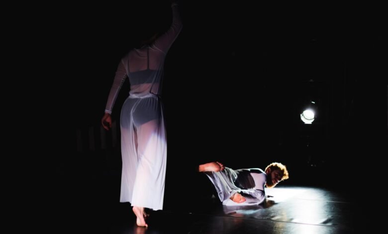 Duo de dança apresenta o espetáculo “Câmara Escura” no Teatro Marília