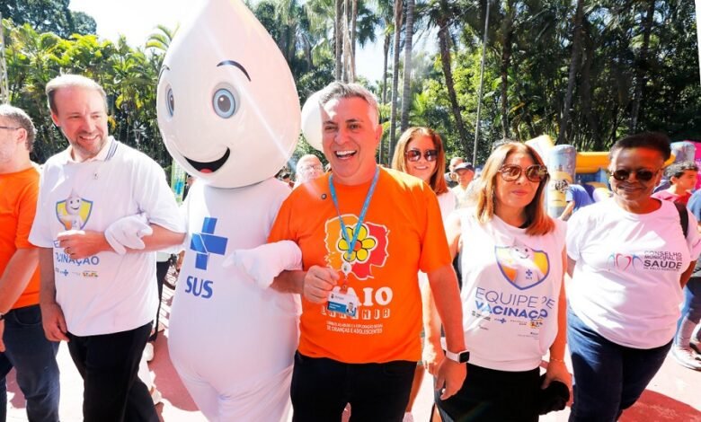 Em Dia D de vacinação, prefeito Álvaro Damião anuncia mais 13 leitos pediátricos em BH