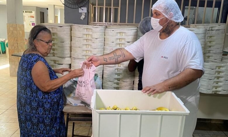 Programa Cozinhas Comunitárias entrega refeições gratuitas em área vulnerável de BH