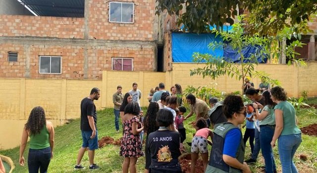Projeto Escola Verde promove mais um plantio coletivo com alunos e comunidade