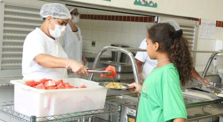 Alunos das escolas municipais terão cardápio reforçado com mais frutas nas refeições