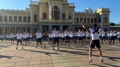 Agentes fazem aquecimento para a 1ª Corrida da Guarda Municipal em Treinão Oficial