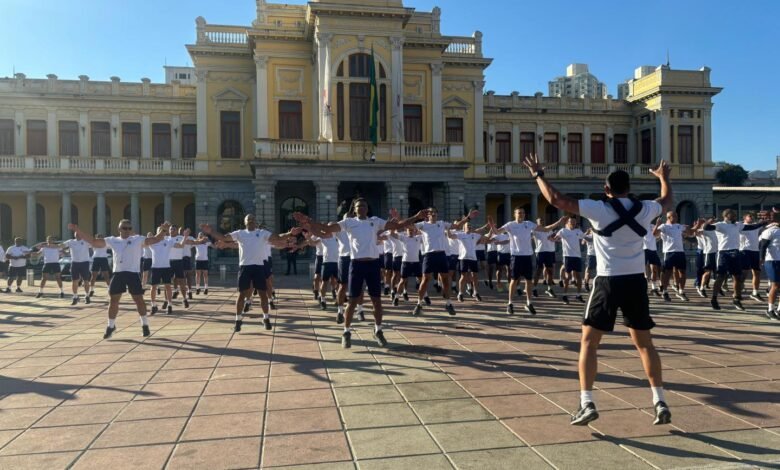 Agentes fazem aquecimento para a 1ª Corrida da Guarda Municipal em Treinão Oficial