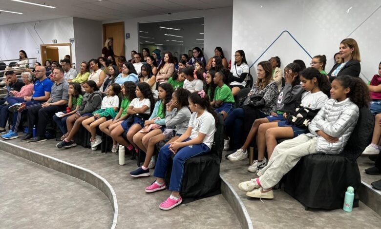 Ginasta Daniele Hypólito encontra estudantes da Rede Municipal participantes dos Jogos Escolares de BH (JEBH)