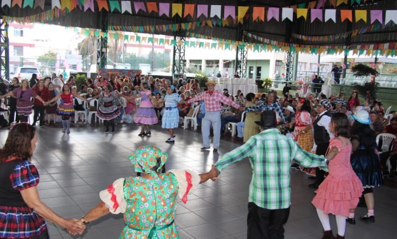 Idosos relembram a infância em festa junina animada no CRPI Caiçaras