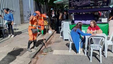 Limpeza na Feira da Afonso Pena é ampliada com turma extra de garis durante o evento