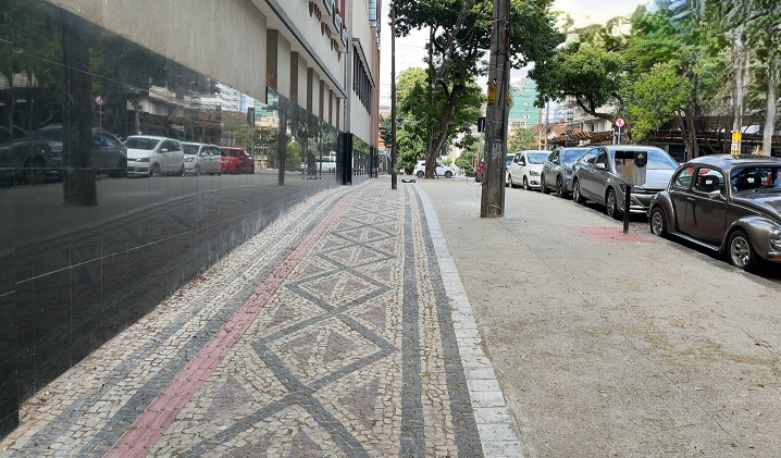 Mais dois trechos de calçadas portuguesas são revitalizados no Hipercentro