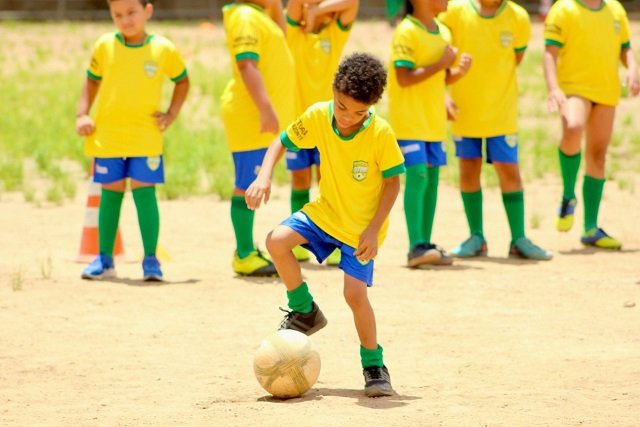 Seleções do Futuro abre inscrições para aulas gratuitas de futebol de campo a crianças e adolescentes