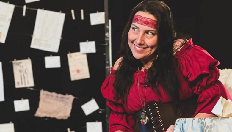 “Além das Cartas” transforma público em consulente no Teatro Francisco Nunes