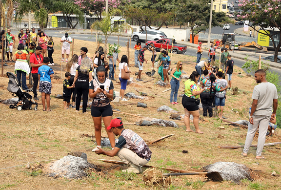 Lagoinha recebe plantios de mudas com participação de representantes das quadrilhas do Arraial de Belô