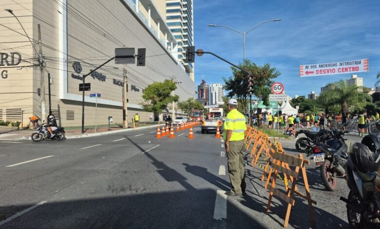 Operação de trânsito para a Corrida da Guarda Municipal na Avenida dos Andradas, neste domingo (31)