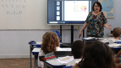 Professores e bibliotecários aprovados em concurso público são nomeados