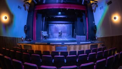 Teatro Marília encanta crianças e adultos com palhaçaria e poesia