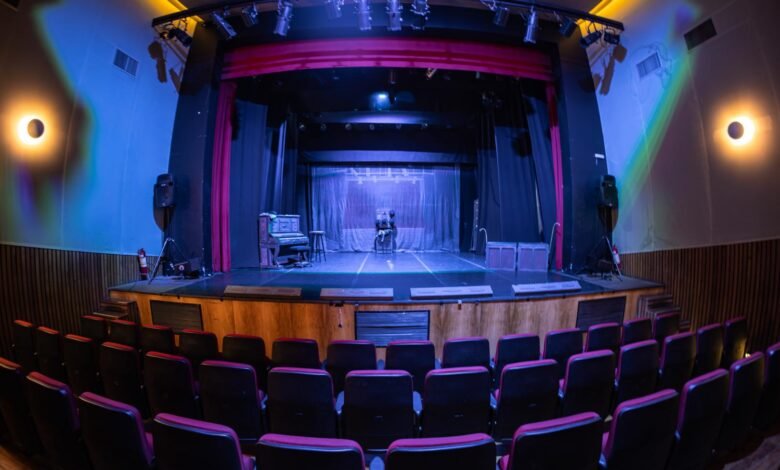 Teatro Marília encanta crianças e adultos com palhaçaria e poesia