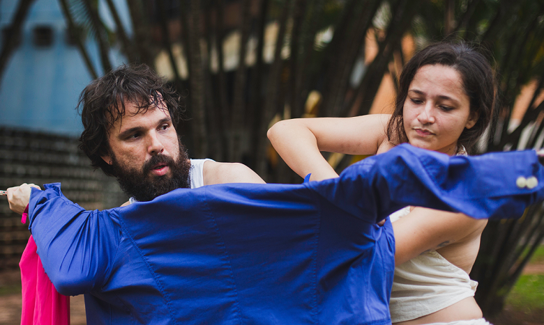 Terça da Dança leva poesia em movimento ao largo do Teatro Francisco Nunes