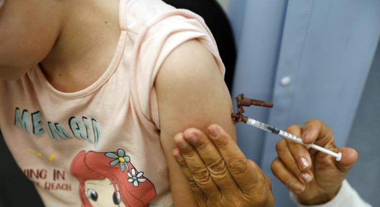 Vacina contra a dengue para pessoas de 6 a 14 anos será oferecida em todos os centros de saúde a partir de segunda-feira (1º)