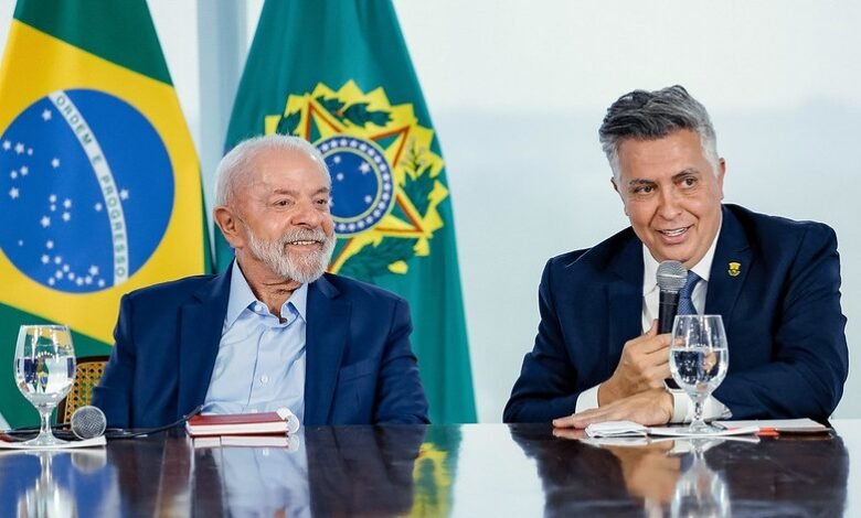 Álvaro Damião assina contratos de R$ 770 milhões com o governo federal
