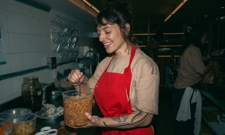Cozinheiros dos restaurantes populares participam de oficina com a chef Carol Dini