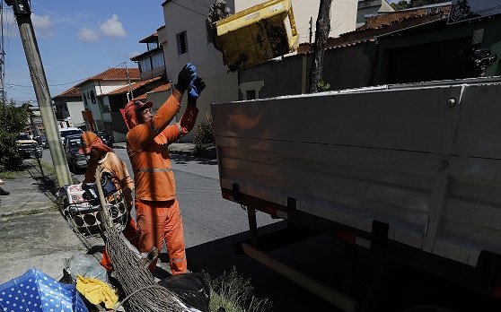 Mutirão de limpeza combate Aedes aegypti na região Leste