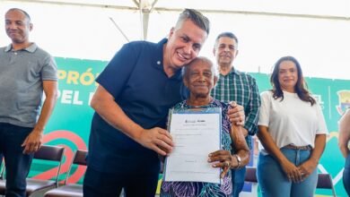 PBH entrega 566 documentos de propriedade para moradores do conjunto Novo Aarão Reis