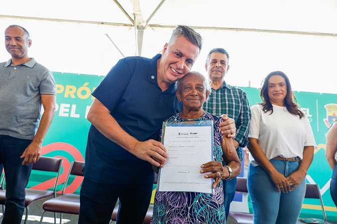 PBH entrega 566 documentos de propriedade para moradores do conjunto Novo Aarão Reis