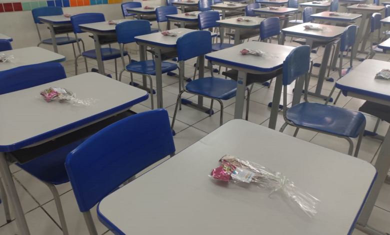 Escola municipal recebe estudantes com kits para dia de prova do Saeb