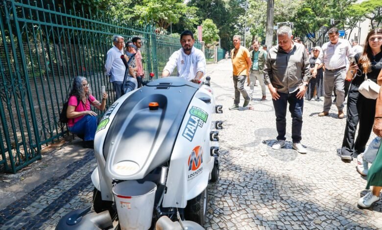 Prefeitura de BH testa varredeira elétrica para limpeza de praças e calçadas