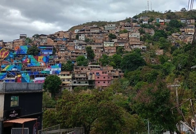 Visita técnica precede ações de recuperação de nascentes no Aglomerado da Serra
