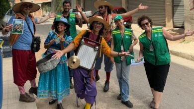 Moradores de áreas de risco são orientados sobre emergência na chuva em cortejo musical