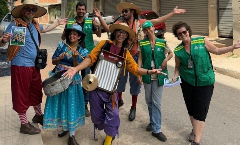 Moradores de áreas de risco são orientados sobre emergência na chuva em cortejo musical