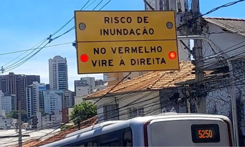 PBH implanta dispositivos luminosos no Prado para alertar motoristas sobre alagamentos